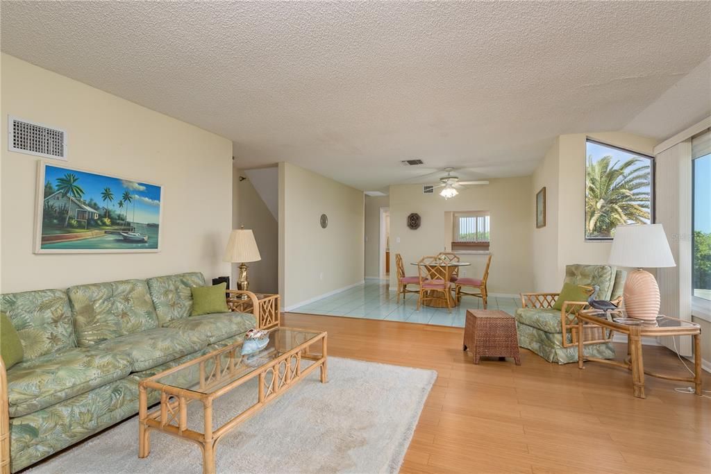 待售: $264,900 (2 贝兹, 1 浴室, 1220 平方英尺)