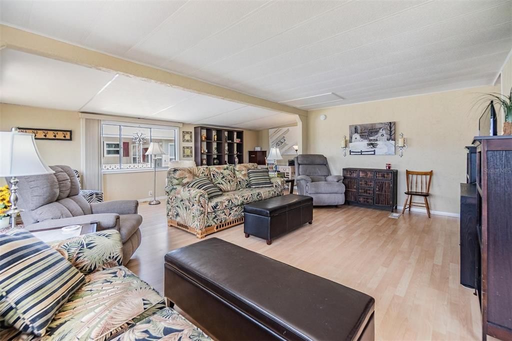 Под контрактом: $185,000 (2 спален, 2 ванн, 1328 Квадратных фут)