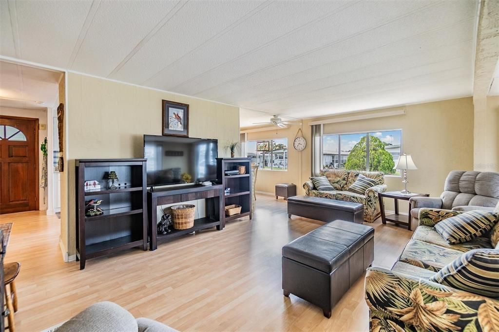 Под контрактом: $185,000 (2 спален, 2 ванн, 1328 Квадратных фут)