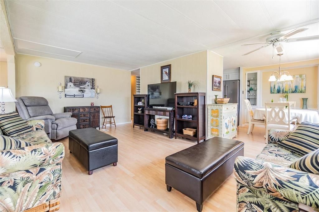 Под контрактом: $185,000 (2 спален, 2 ванн, 1328 Квадратных фут)