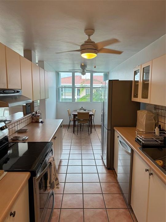 Под контрактом: $410,000 (3 спален, 2 ванн, 1573 Квадратных фут)