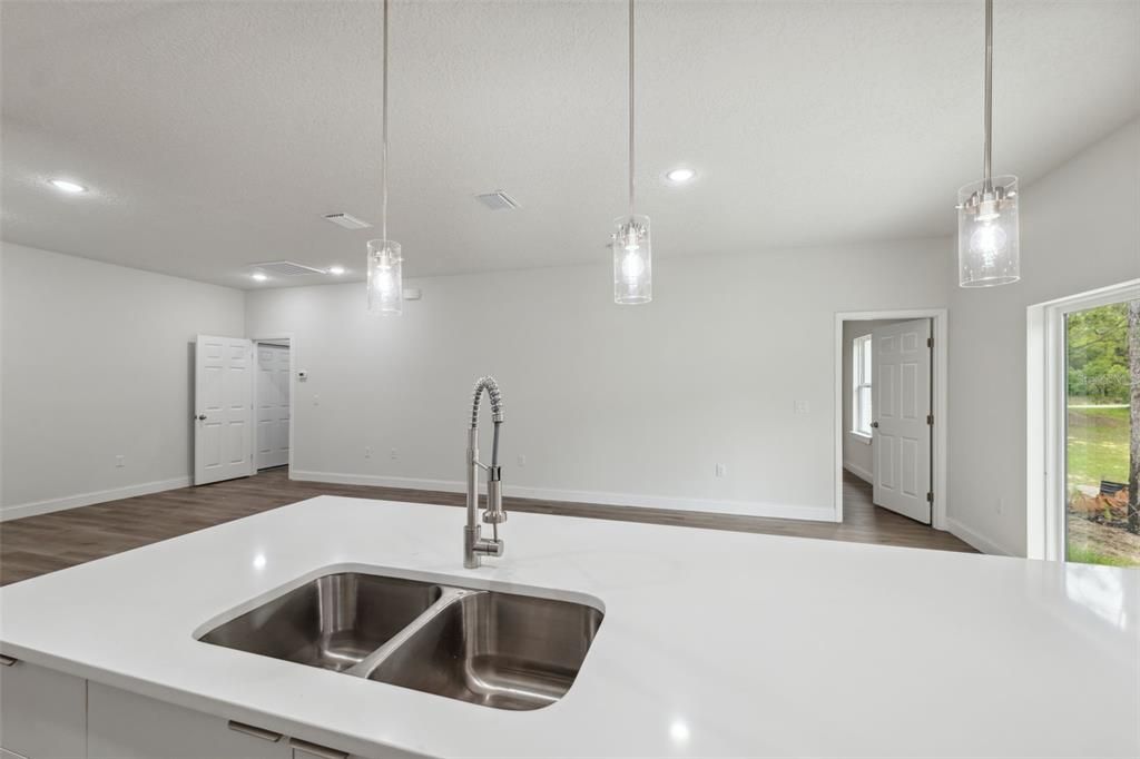 Activo con contrato: $262,000 (4 camas, 2 baños, 1503 Pies cuadrados)
