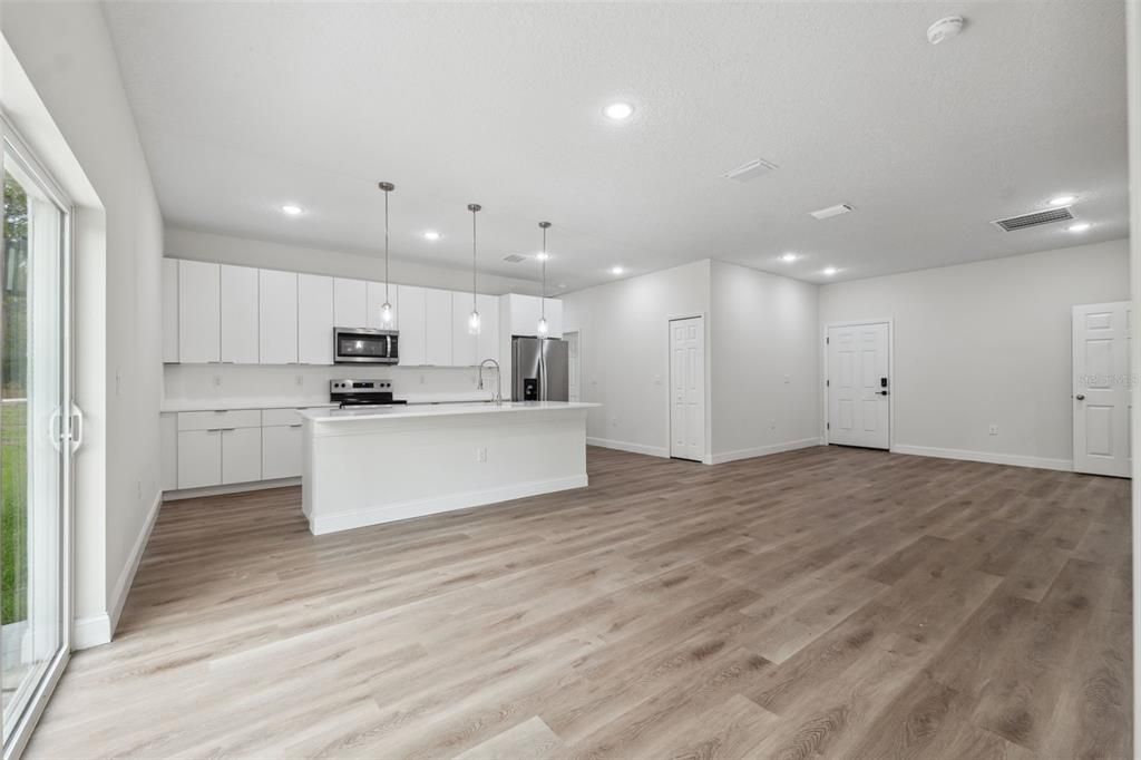 Activo con contrato: $262,000 (4 camas, 2 baños, 1503 Pies cuadrados)