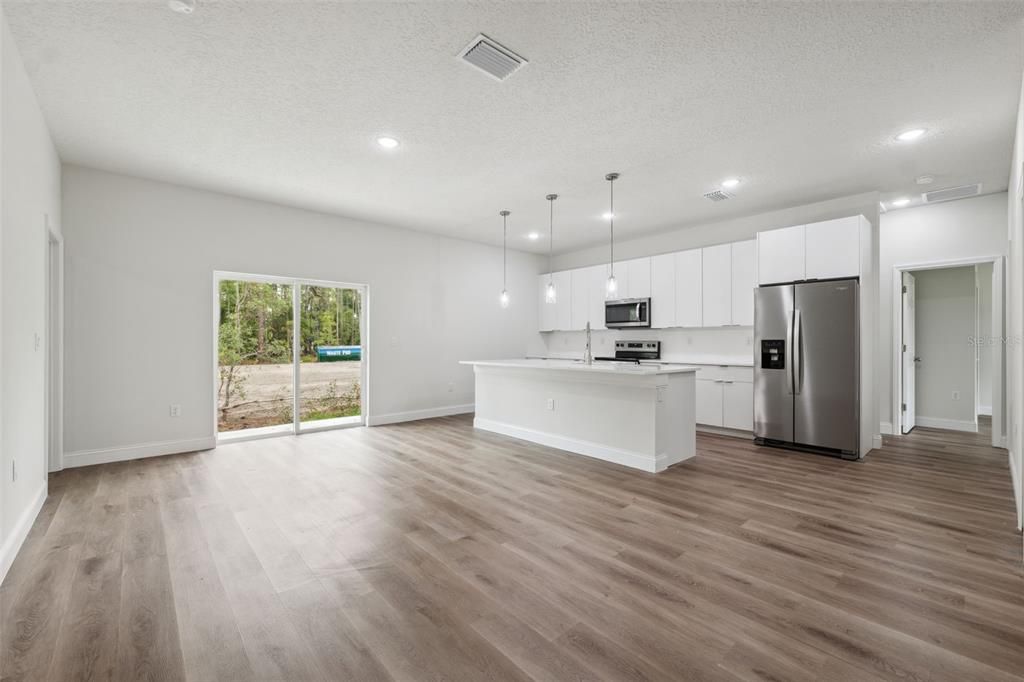 Activo con contrato: $262,000 (4 camas, 2 baños, 1503 Pies cuadrados)