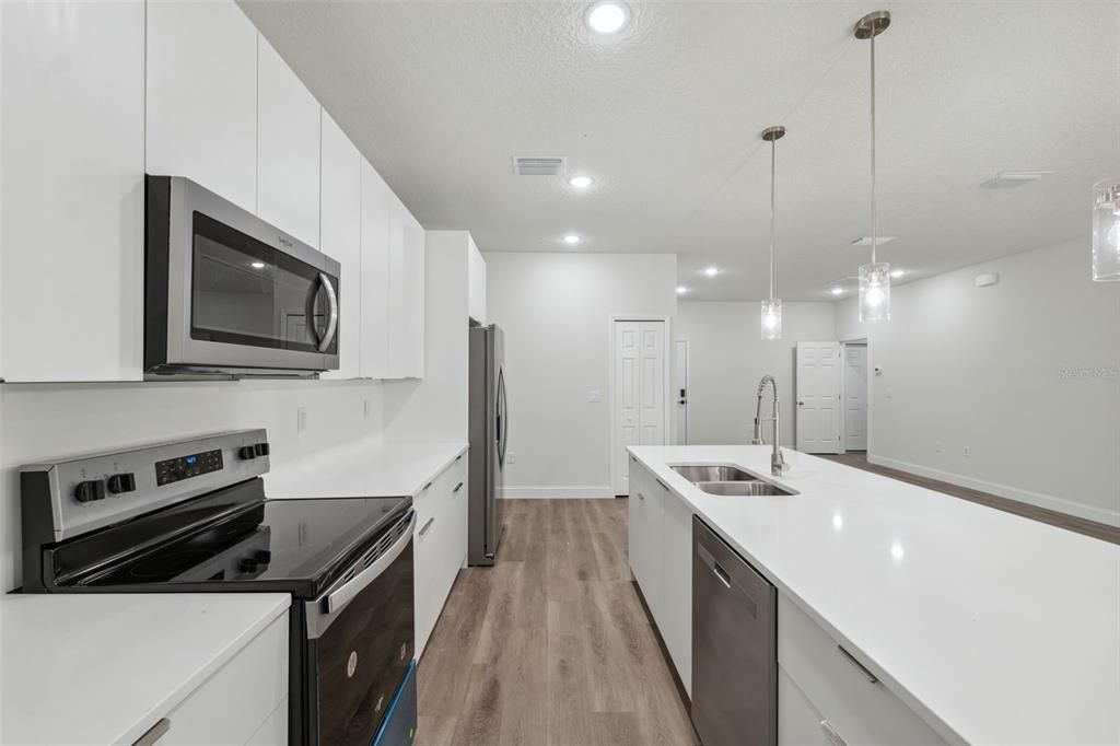 Activo con contrato: $262,000 (4 camas, 2 baños, 1503 Pies cuadrados)