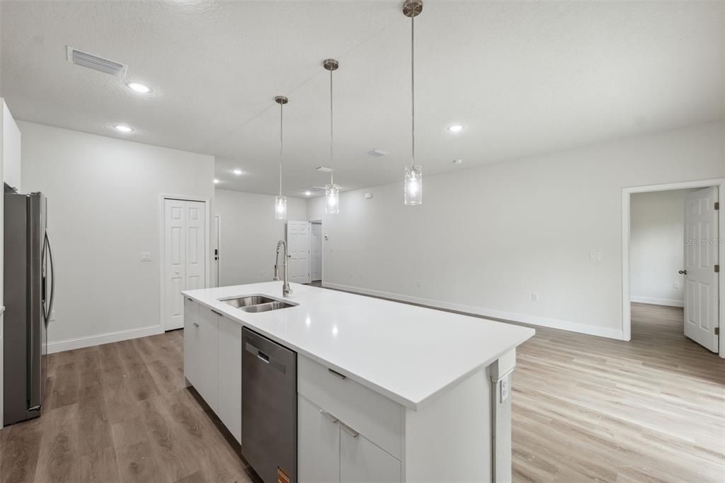Activo con contrato: $262,000 (4 camas, 2 baños, 1503 Pies cuadrados)