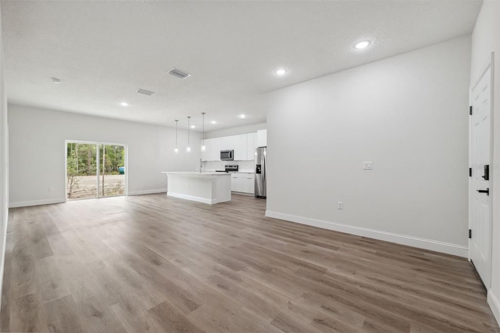 Activo con contrato: $262,000 (4 camas, 2 baños, 1503 Pies cuadrados)