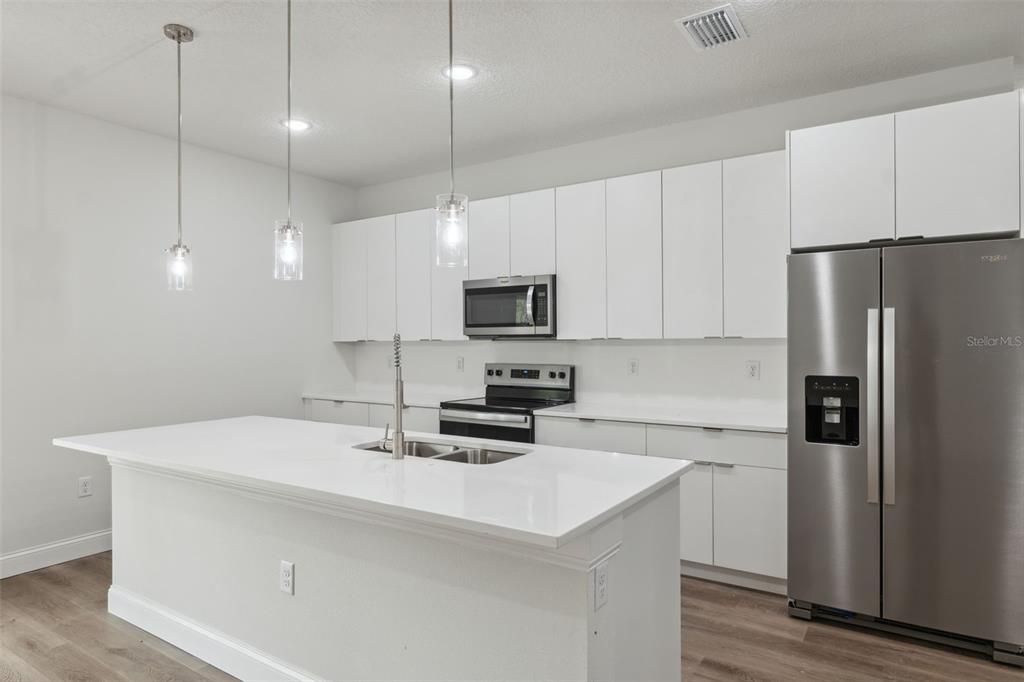 Activo con contrato: $262,000 (4 camas, 2 baños, 1503 Pies cuadrados)