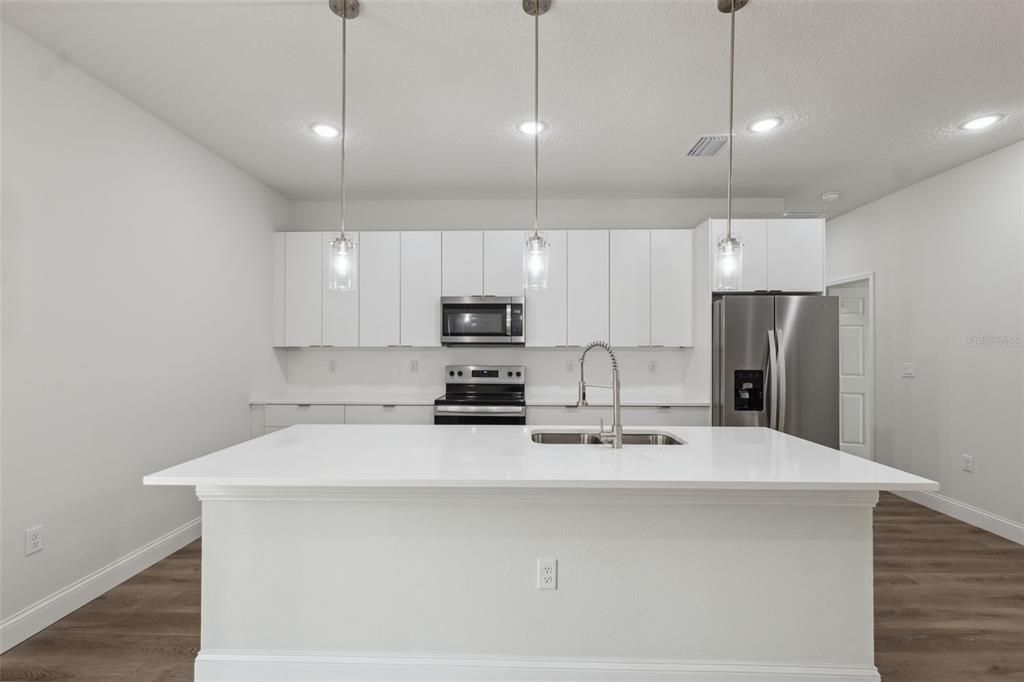 Activo con contrato: $262,000 (4 camas, 2 baños, 1503 Pies cuadrados)