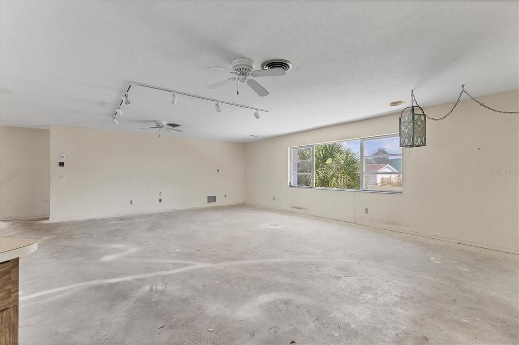 Activo con contrato: $387,500 (3 camas, 3 baños, 2187 Pies cuadrados)