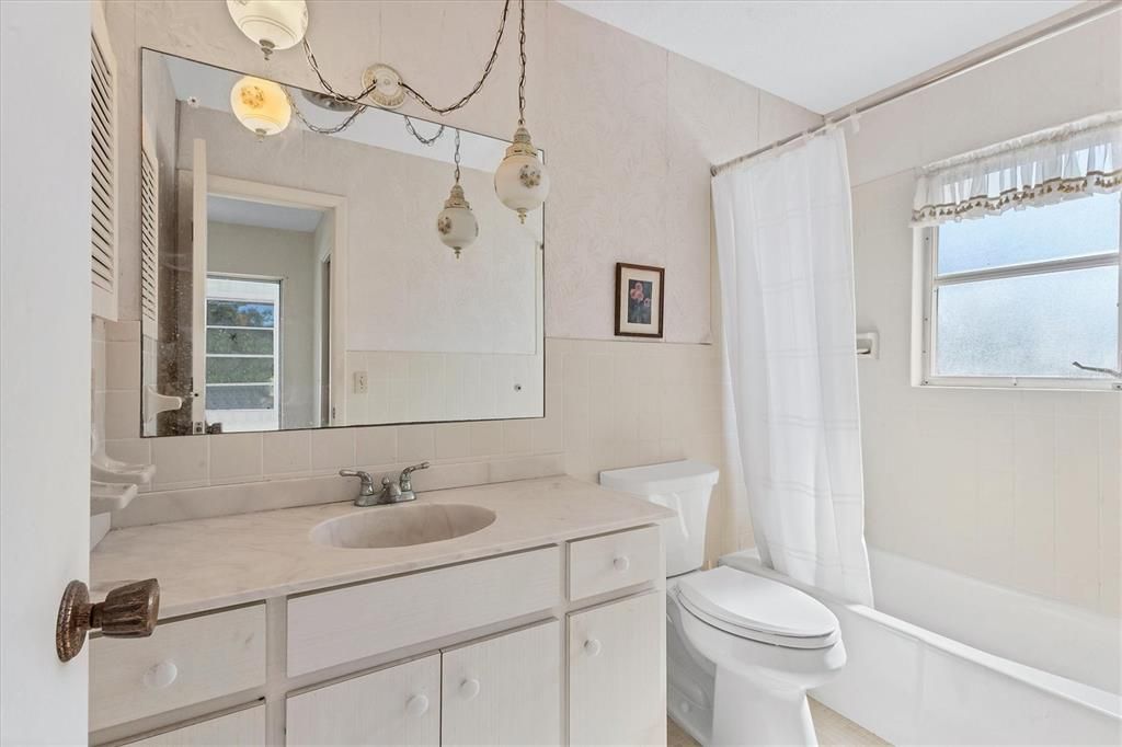 Activo con contrato: $387,500 (3 camas, 3 baños, 2187 Pies cuadrados)