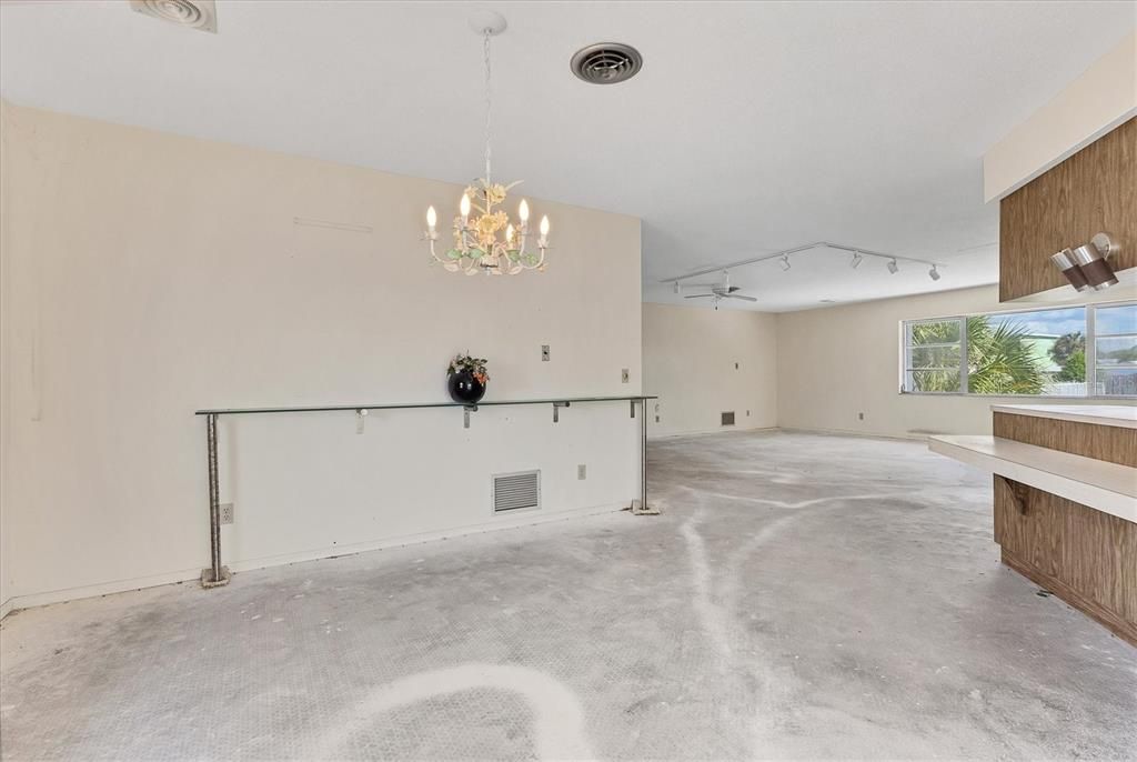 Activo con contrato: $387,500 (3 camas, 3 baños, 2187 Pies cuadrados)