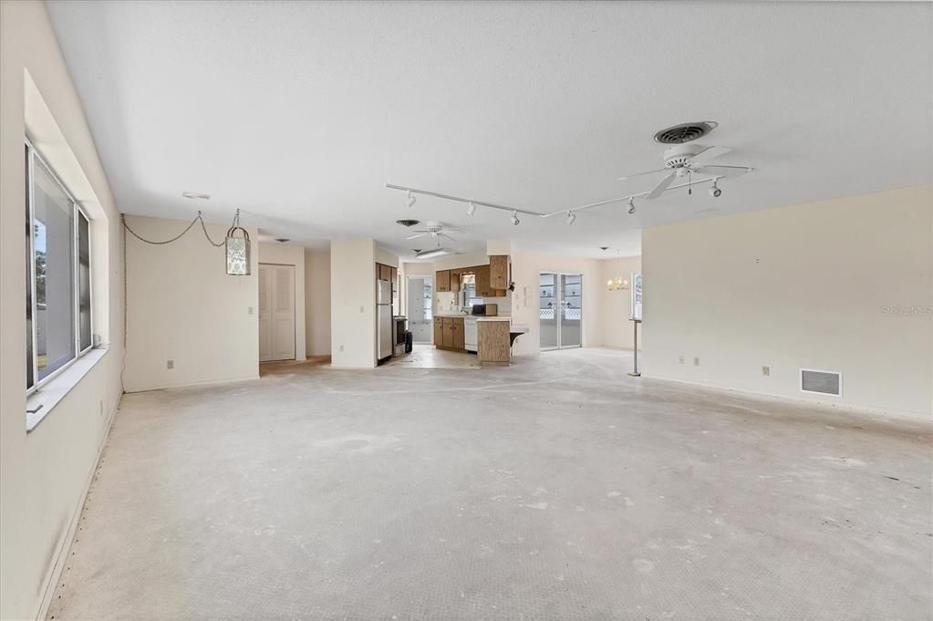 Activo con contrato: $387,500 (3 camas, 3 baños, 2187 Pies cuadrados)