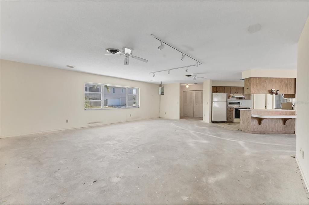 Activo con contrato: $387,500 (3 camas, 3 baños, 2187 Pies cuadrados)