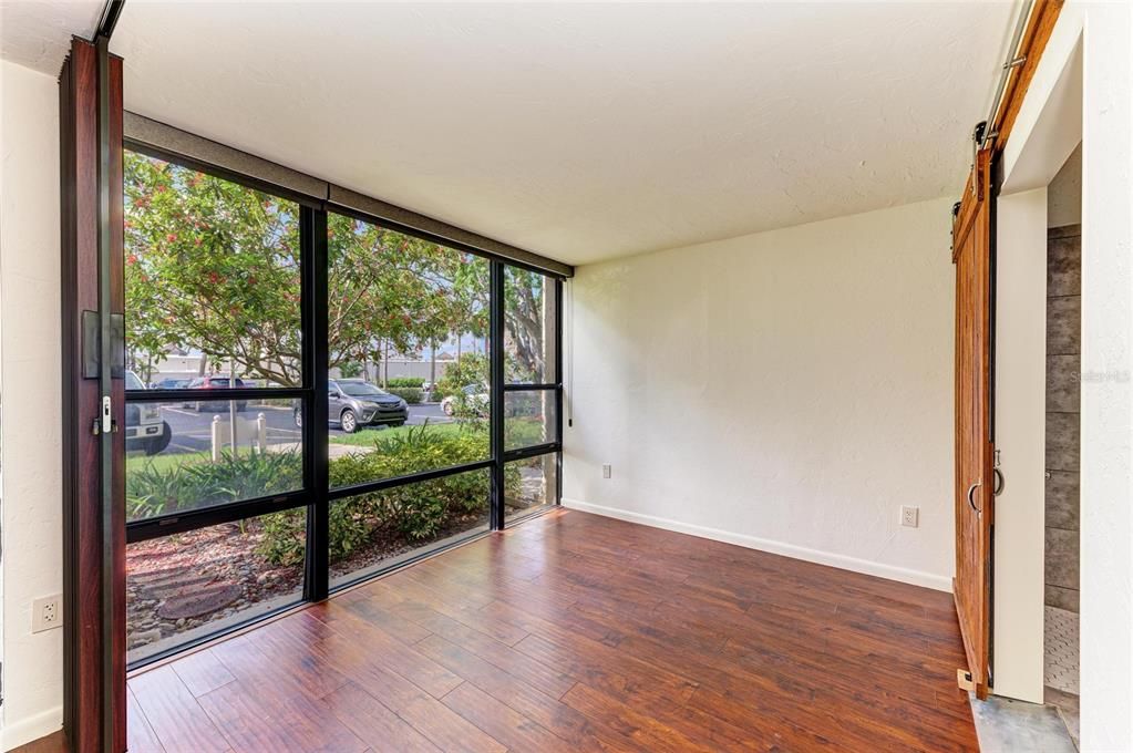 合同活跃: $139,000 (2 贝兹, 2 浴室, 940 平方英尺)