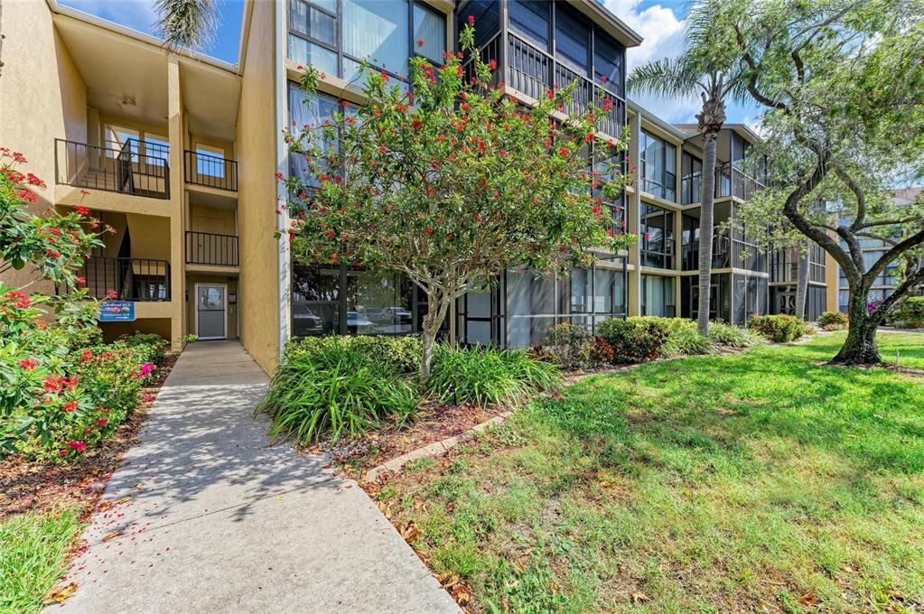 合同活跃: $139,000 (2 贝兹, 2 浴室, 940 平方英尺)