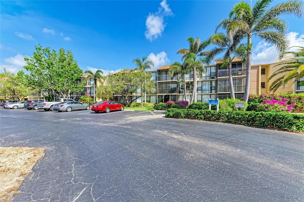 合同活跃: $139,000 (2 贝兹, 2 浴室, 940 平方英尺)