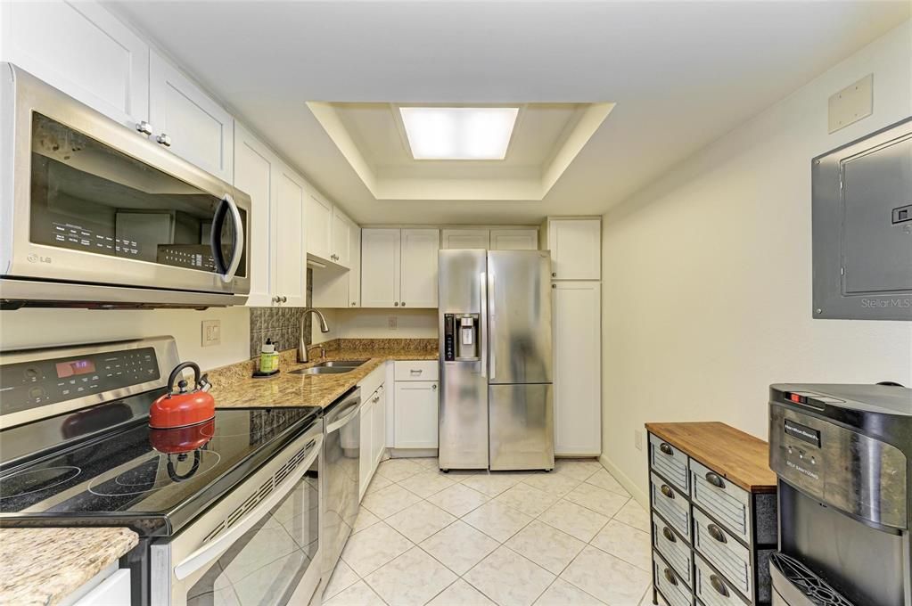 合同活跃: $139,000 (2 贝兹, 2 浴室, 940 平方英尺)