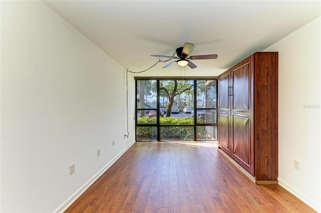 合同活跃: $139,000 (2 贝兹, 2 浴室, 940 平方英尺)