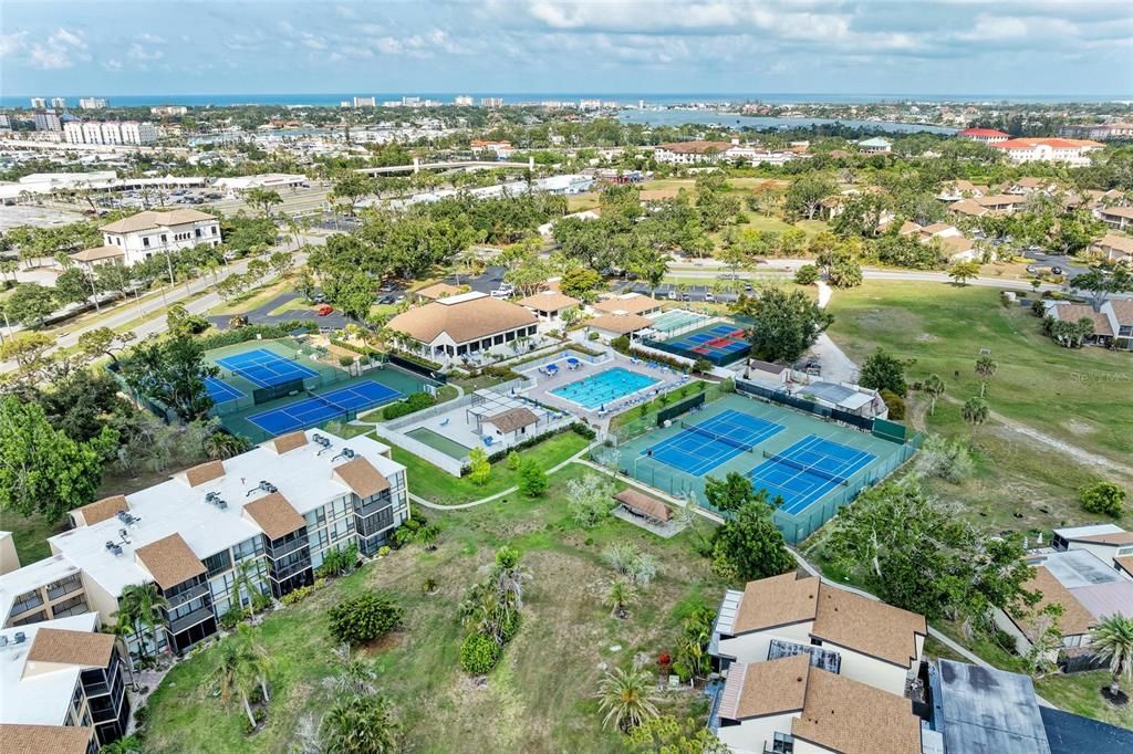 合同活跃: $139,000 (2 贝兹, 2 浴室, 940 平方英尺)