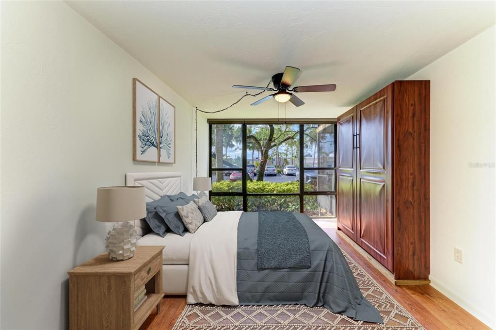 合同活跃: $139,000 (2 贝兹, 2 浴室, 940 平方英尺)