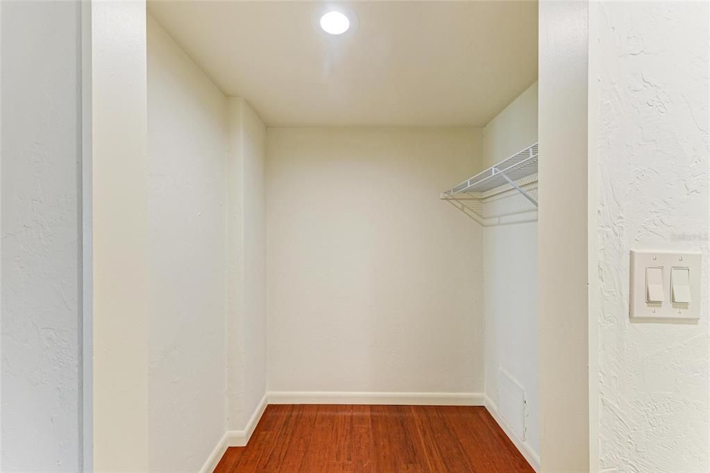 合同活跃: $139,000 (2 贝兹, 2 浴室, 940 平方英尺)