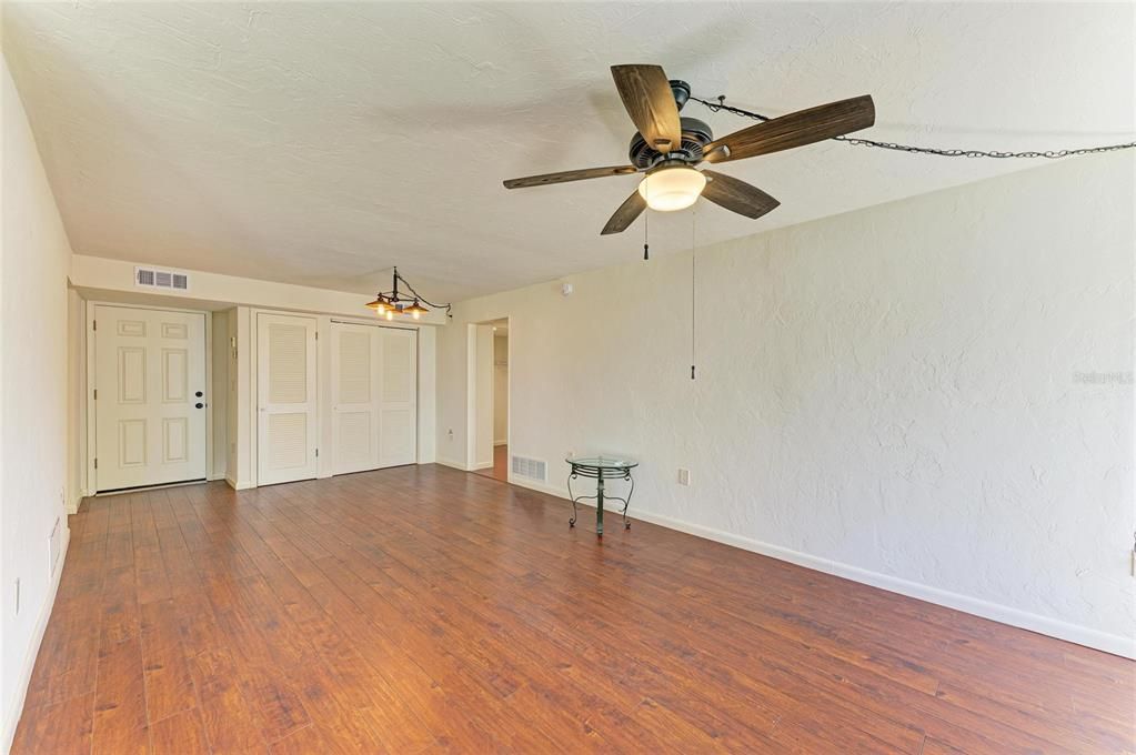 合同活跃: $139,000 (2 贝兹, 2 浴室, 940 平方英尺)