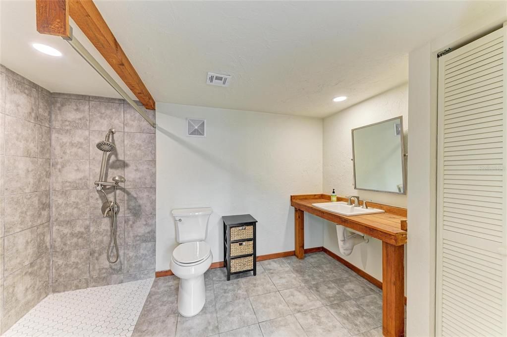 合同活跃: $139,000 (2 贝兹, 2 浴室, 940 平方英尺)