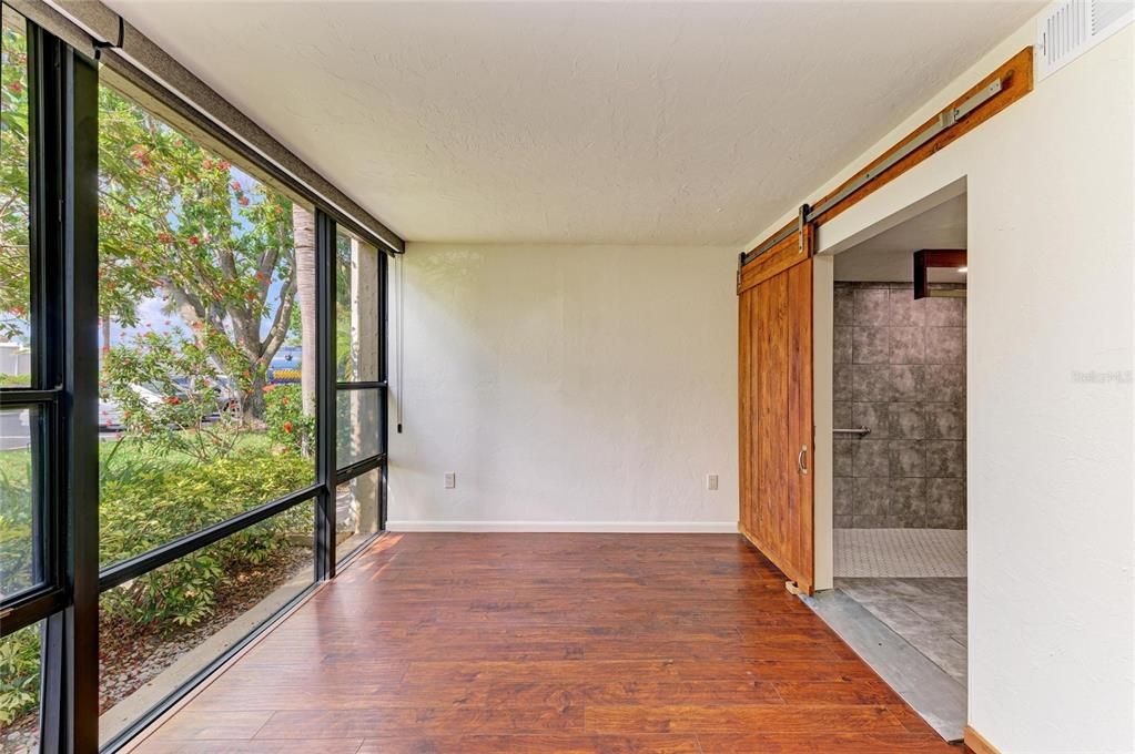 合同活跃: $139,000 (2 贝兹, 2 浴室, 940 平方英尺)