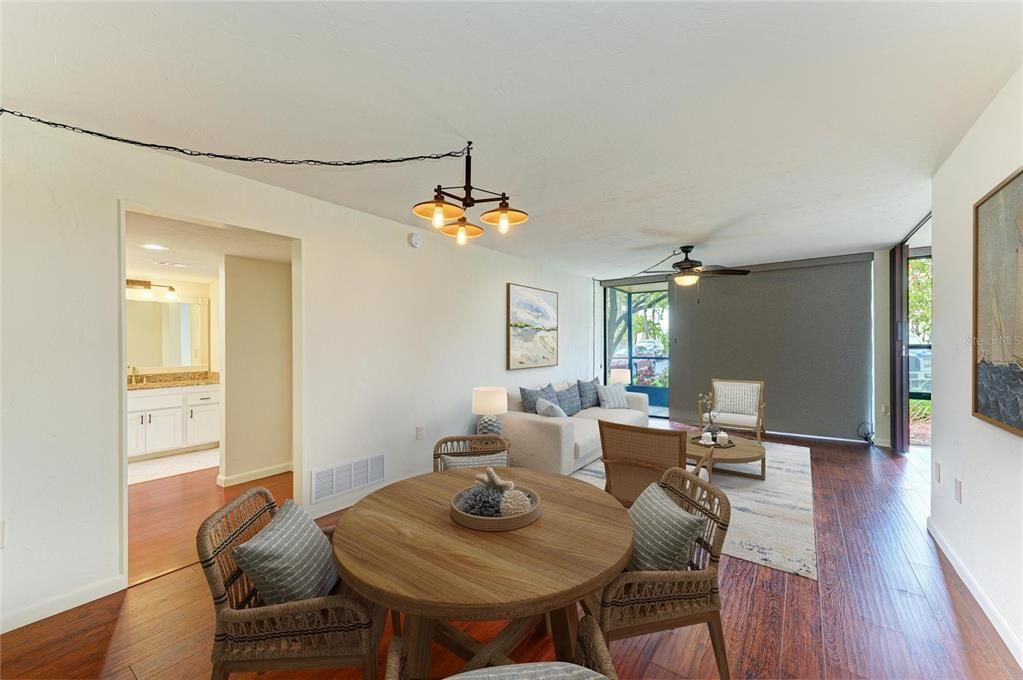 合同活跃: $139,000 (2 贝兹, 2 浴室, 940 平方英尺)