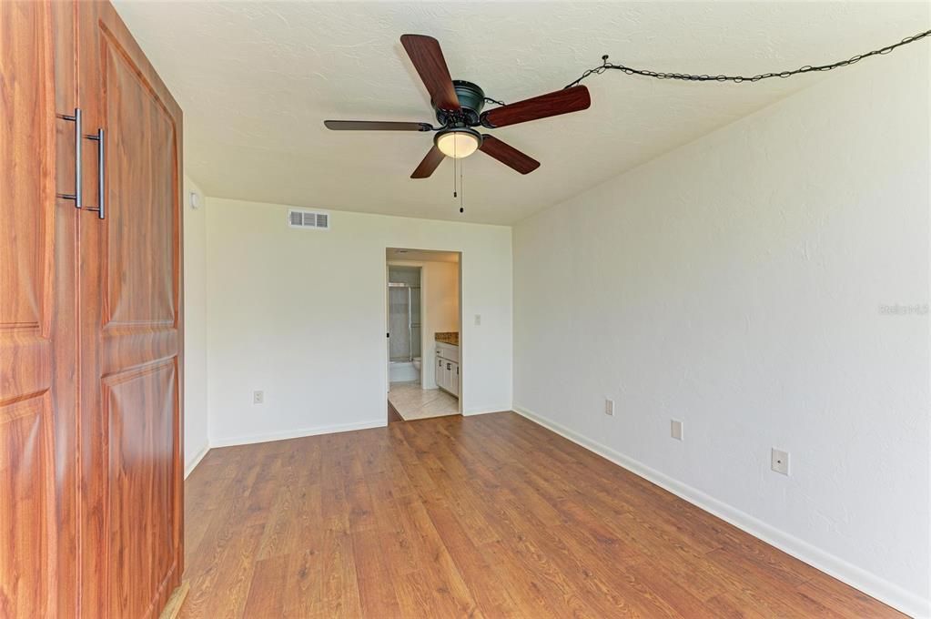 合同活跃: $139,000 (2 贝兹, 2 浴室, 940 平方英尺)