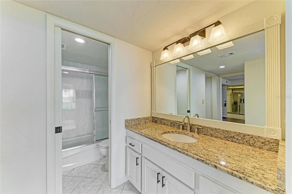 合同活跃: $139,000 (2 贝兹, 2 浴室, 940 平方英尺)