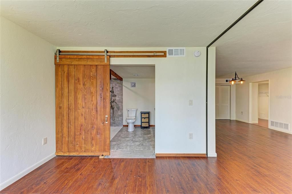 合同活跃: $139,000 (2 贝兹, 2 浴室, 940 平方英尺)