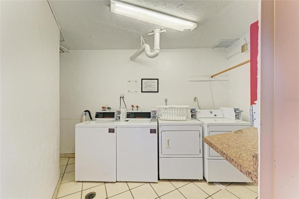 合同活跃: $139,000 (2 贝兹, 2 浴室, 940 平方英尺)