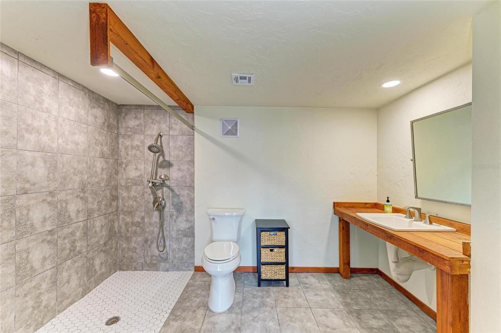 合同活跃: $139,000 (2 贝兹, 2 浴室, 940 平方英尺)