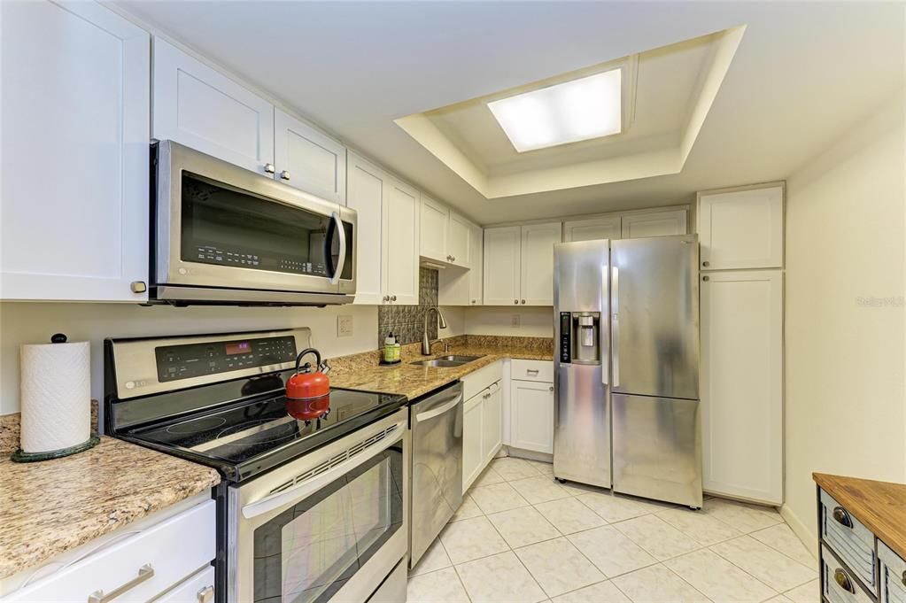 合同活跃: $139,000 (2 贝兹, 2 浴室, 940 平方英尺)