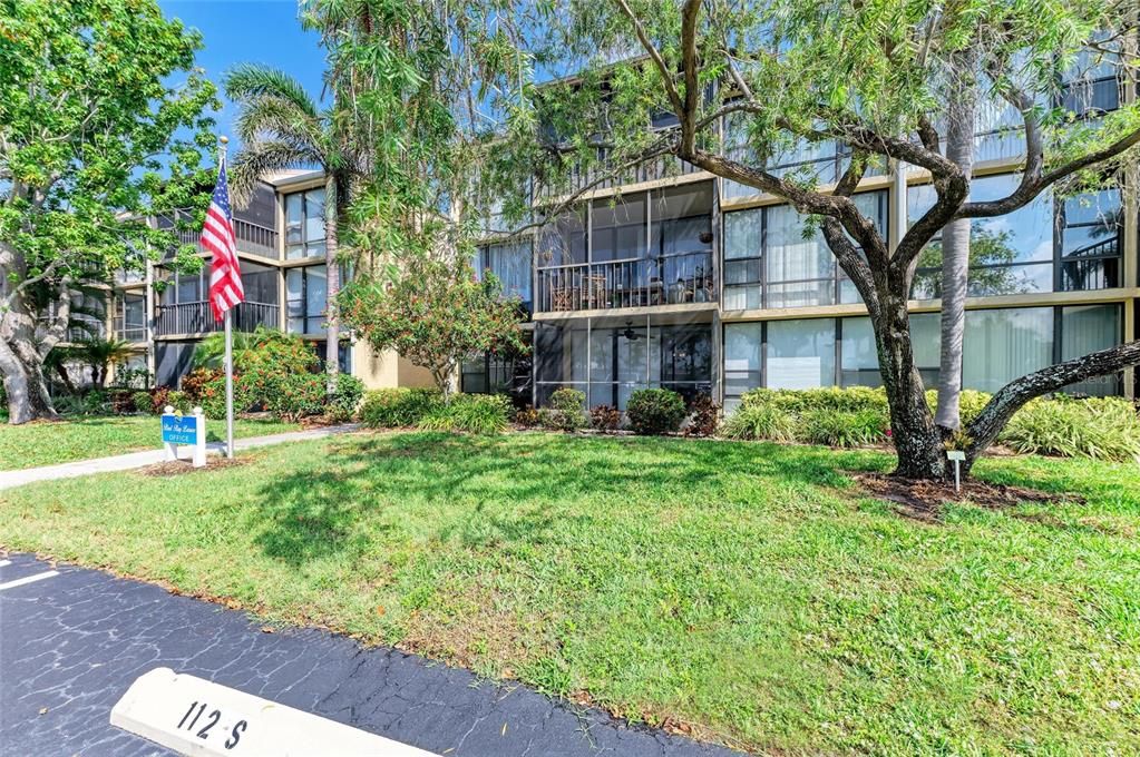 合同活跃: $139,000 (2 贝兹, 2 浴室, 940 平方英尺)