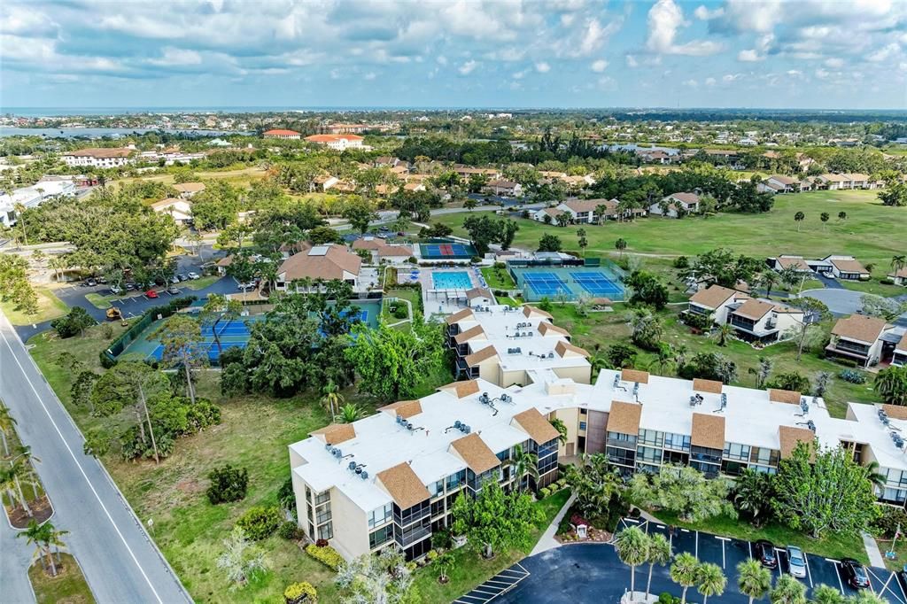 合同活跃: $139,000 (2 贝兹, 2 浴室, 940 平方英尺)