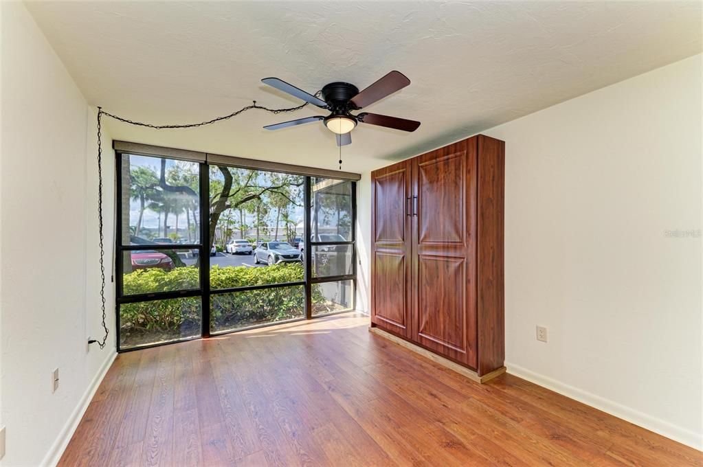 合同活跃: $139,000 (2 贝兹, 2 浴室, 940 平方英尺)