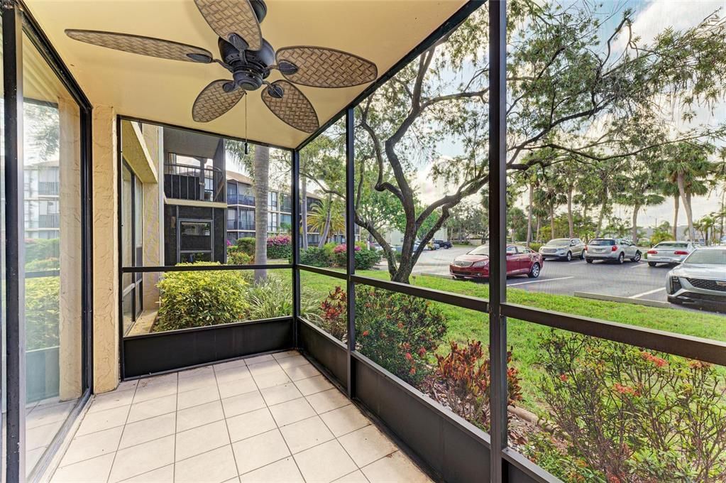 合同活跃: $139,000 (2 贝兹, 2 浴室, 940 平方英尺)