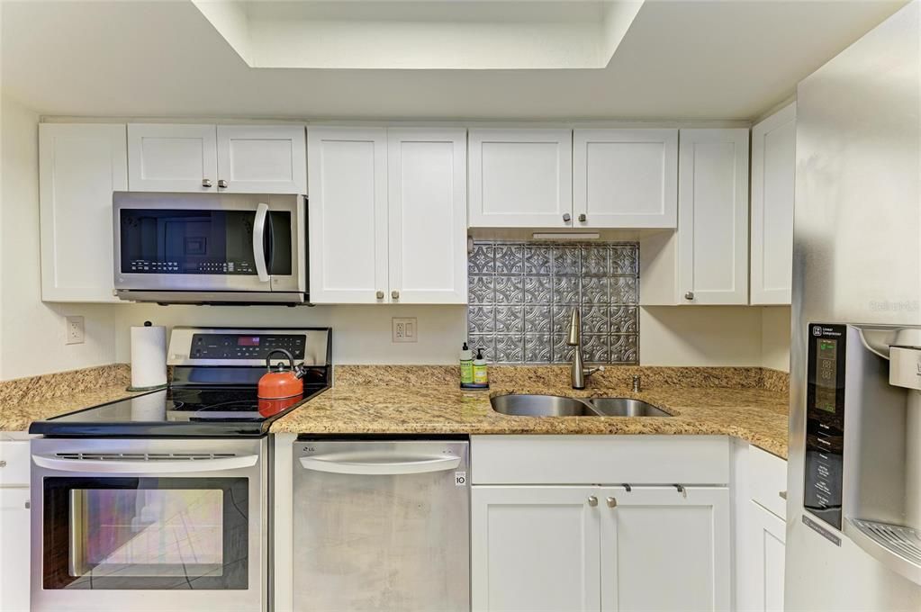 合同活跃: $139,000 (2 贝兹, 2 浴室, 940 平方英尺)