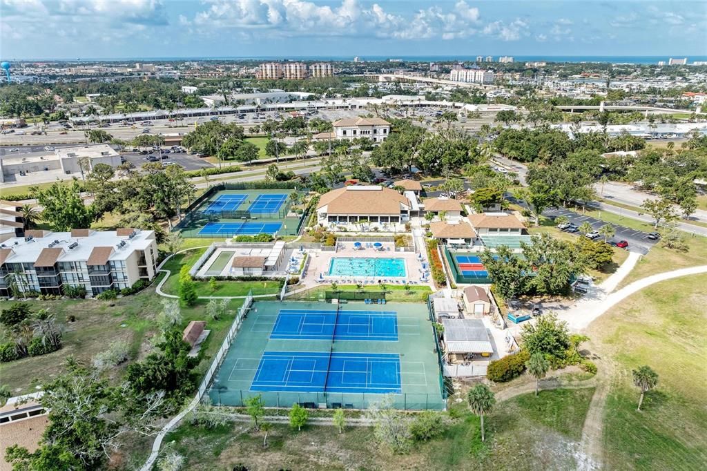 合同活跃: $139,000 (2 贝兹, 2 浴室, 940 平方英尺)