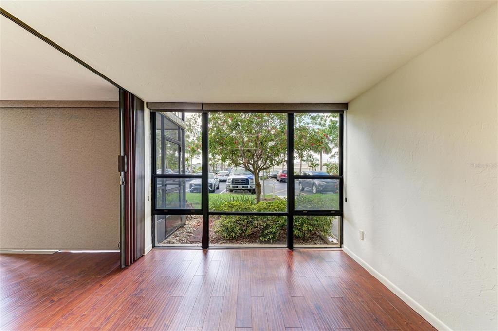 合同活跃: $139,000 (2 贝兹, 2 浴室, 940 平方英尺)