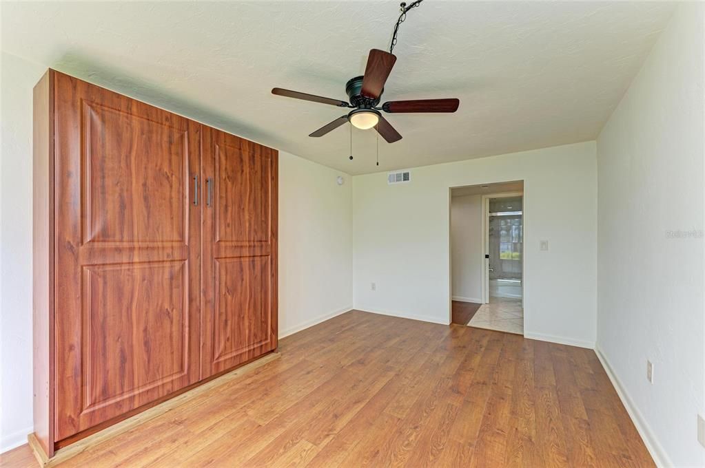 合同活跃: $139,000 (2 贝兹, 2 浴室, 940 平方英尺)