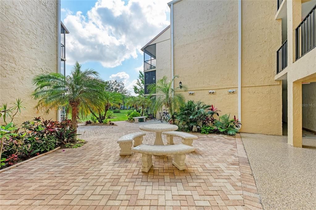 合同活跃: $139,000 (2 贝兹, 2 浴室, 940 平方英尺)