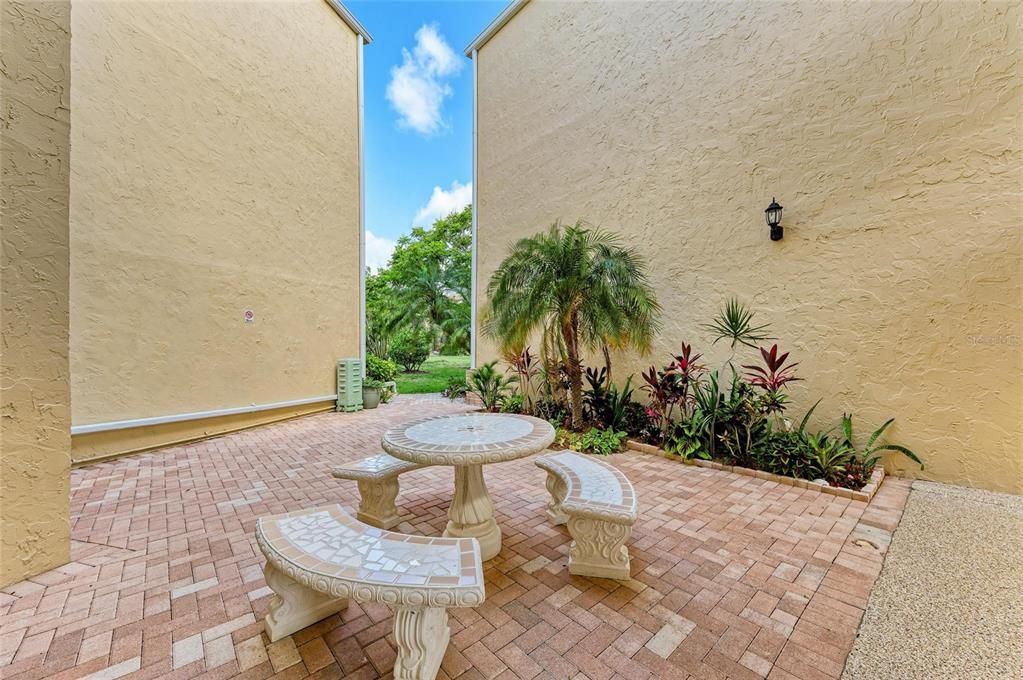 合同活跃: $139,000 (2 贝兹, 2 浴室, 940 平方英尺)