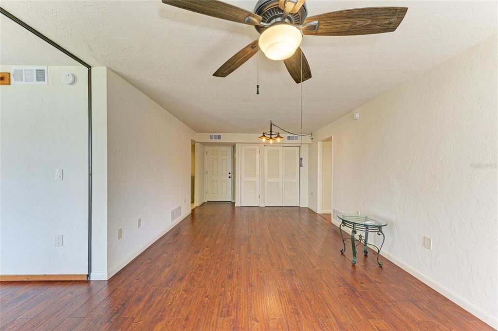 合同活跃: $139,000 (2 贝兹, 2 浴室, 940 平方英尺)