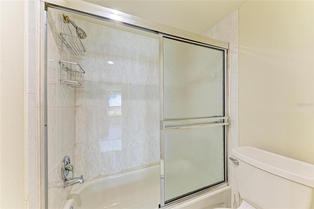 合同活跃: $139,000 (2 贝兹, 2 浴室, 940 平方英尺)