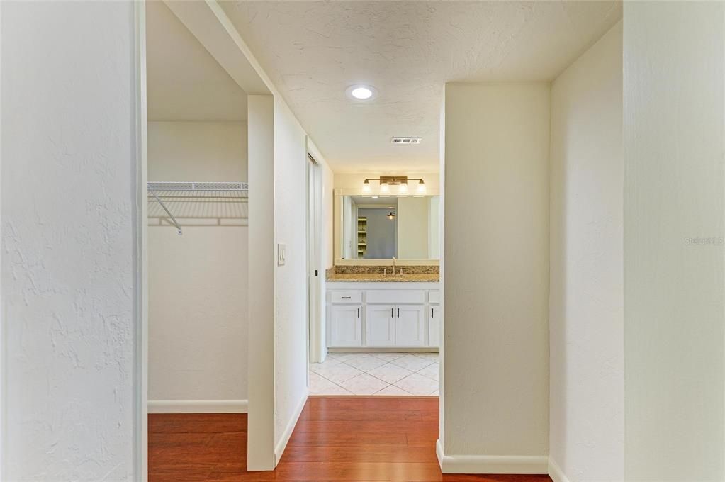 合同活跃: $139,000 (2 贝兹, 2 浴室, 940 平方英尺)