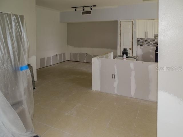 合同活跃: $159,900 (2 贝兹, 2 浴室, 1140 平方英尺)